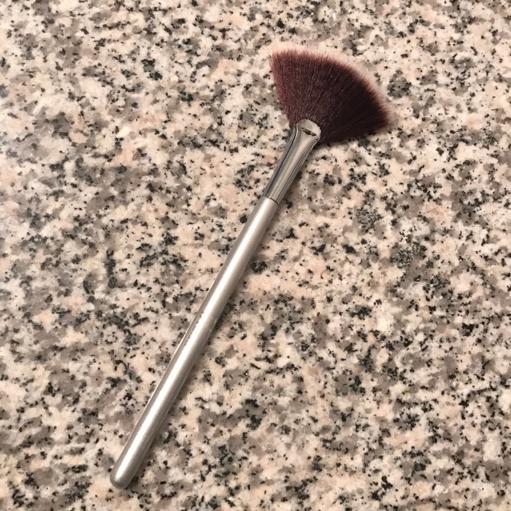 IT Cosmetics Airbrush Radiance Fan Brush